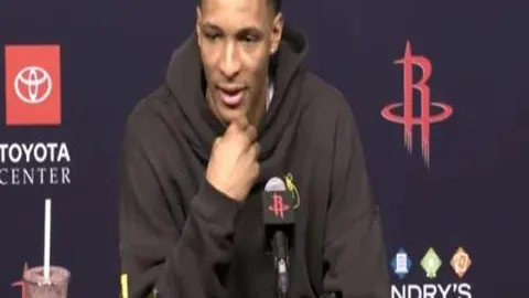 林诗栋与蒯曼3-1击败日本组合，荣获新加坡大满贯混双金牌